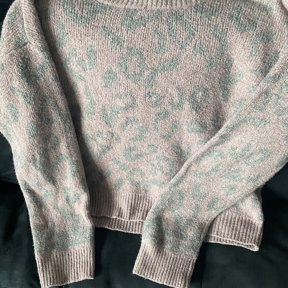 John & Jenn Pink/Gray Leopard pattern cozy sweater - Picture 4 of 4